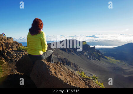 Woman in Red Hill si affacciano in Haleakala Nat'l parco, Maui Foto Stock