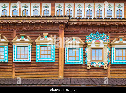 Decorate windows nella vecchia casa di log. Russo architettura tradizionale.Tsar del palazzo di legno nel parco Kolomenskoe, Mosca, Russia. Foto Stock
