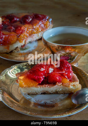 Biscotto con frutta - piccolo, di solito rotondo, cupcake pane, allentato con il lievito in polvere, il bicarbonato di sodio, o talvolta lievito, sulla parte superiore con strawberrie Foto Stock