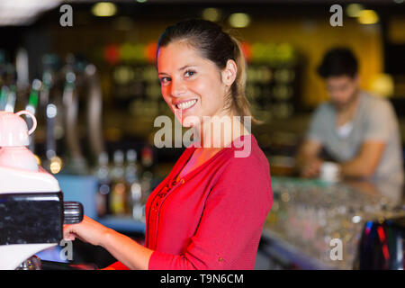 Bella barista del bar Foto Stock