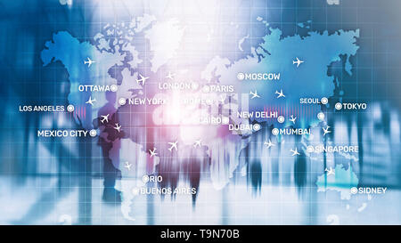 Carta da parati di aviazione con piani sopra la mappa con i principali nomi di città. Mappa digitale con piani intorno al concetto di mondo Foto Stock