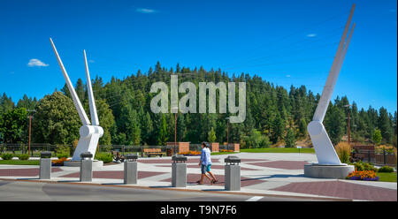 In estate i turisti a piedi dal parco McEuen inusuale, arte moderna attrezzatura " sotto il Rainbow' in Coeur d'Alene, ID Foto Stock