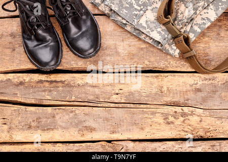 Soldato vestiti sul legno. Foto Stock