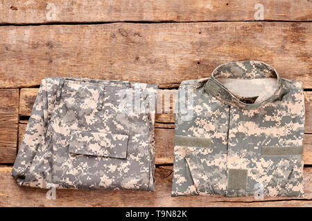 Set di uniforme militare su legno. Foto Stock