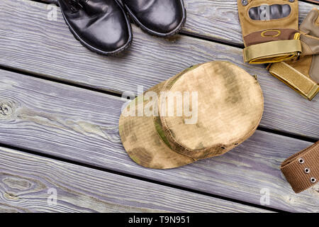 Cappello militare, guanti e stivali. Foto Stock