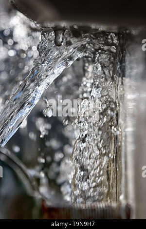 Vicino la fontana di acqua bolle di spruzzatura in condizioni di luce diurna Foto Stock