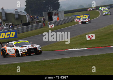 Norwich, Regno Unito. 19 Maggio, 2019. Il Team Racing Parker Bentley Continental GT3 con driver Ryan Ratcliffe & Glynn Geddie durante il 2019 British GT Championship Round 3 al circuito di Snetterton, Norwich, Inghilterra il 19 maggio 2019. Foto di Jurek Biegus. Solo uso editoriale, è richiesta una licenza per uso commerciale. Nessun uso in scommesse, giochi o un singolo giocatore/club/league pubblicazioni. Credit: UK Sports Pics Ltd/Alamy Live News Foto Stock