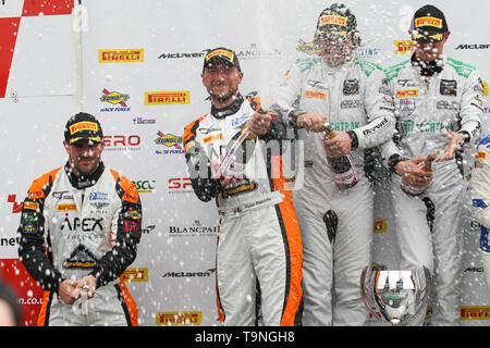 Norwich, Regno Unito. 19 Maggio, 2019. Ryan Ratcliffe del Team Racing Parker spruzza champagne sul podio durante il 2019 British GT Championship Round 3 al circuito di Snetterton, Norwich, Inghilterra il 19 maggio 2019. Foto di Jurek Biegus. Solo uso editoriale, è richiesta una licenza per uso commerciale. Nessun uso in scommesse, giochi o un singolo giocatore/club/league pubblicazioni. Credit: UK Sports Pics Ltd/Alamy Live News Foto Stock