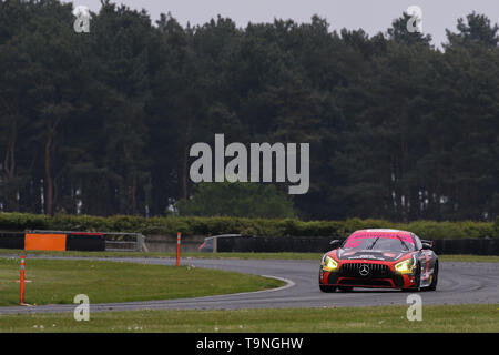 Norwich, Regno Unito. 19 Maggio, 2019. Il Team Racing Parker la Mercedes-AMG GT4 con piloti Nick Jones & Scott Malvern durante il 2019 British GT Championship Round 4 al circuito di Snetterton, Norwich, Inghilterra il 19 maggio 2019. Foto di Jurek Biegus. Solo uso editoriale, è richiesta una licenza per uso commerciale. Nessun uso in scommesse, giochi o un singolo giocatore/club/league pubblicazioni. Credit: UK Sports Pics Ltd/Alamy Live News Foto Stock