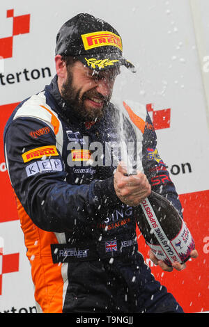 Norwich, Regno Unito. 19 Maggio, 2019. Il Beechdean driver AMR Kelvin Fletcher festeggia sul podio durante il 2019 British GT Championship Round 4 al circuito di Snetterton, Norwich, Inghilterra il 19 maggio 2019. Foto di Jurek Biegus. Solo uso editoriale, è richiesta una licenza per uso commerciale. Nessun uso in scommesse, giochi o un singolo giocatore/club/league pubblicazioni. Credit: UK Sports Pics Ltd/Alamy Live News Foto Stock