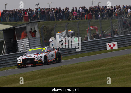 Norwich, Regno Unito. 19 Maggio, 2019. Il Team Racing Parker Bentley Continental GT3 con driver Ryan Ratcliffe & Glynn Geddie durante il 2019 British GT Championship Round 3 al circuito di Snetterton, Norwich, Inghilterra il 19 maggio 2019. Foto di Jurek Biegus. Solo uso editoriale, è richiesta una licenza per uso commerciale. Nessun uso in scommesse, giochi o un singolo giocatore/club/league pubblicazioni. Credit: UK Sports Pics Ltd/Alamy Live News Foto Stock