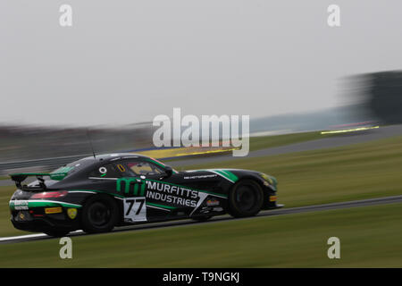 Norwich, Regno Unito. 19 Maggio, 2019. Fox Motorsport la Mercedes-AMG GT4 con i driver Mark Murfitt & Michael Broadhurst durante il 2019 British GT Championship Round 3 al circuito di Snetterton, Norwich, Inghilterra il 19 maggio 2019. Foto di Jurek Biegus. Solo uso editoriale, è richiesta una licenza per uso commerciale. Nessun uso in scommesse, giochi o un singolo giocatore/club/league pubblicazioni. Credit: UK Sports Pics Ltd/Alamy Live News Foto Stock