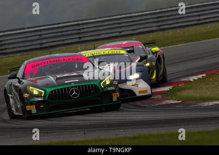 Norwich, Regno Unito. 19 Maggio, 2019. Fox Motorsport la Mercedes-AMG GT4 con i driver Mark Murfitt & Michael Broadhurst durante il 2019 British GT Championship Round 3 al circuito di Snetterton, Norwich, Inghilterra il 19 maggio 2019. Foto di Jurek Biegus. Solo uso editoriale, è richiesta una licenza per uso commerciale. Nessun uso in scommesse, giochi o un singolo giocatore/club/league pubblicazioni. Credit: UK Sports Pics Ltd/Alamy Live News Foto Stock