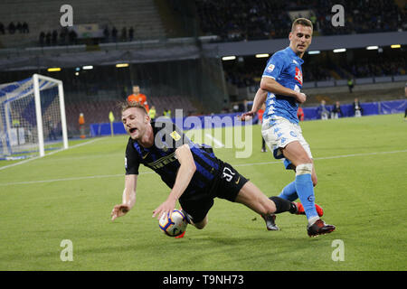 Napoli, Italia. Xviii Apr, 2019. Arkadiusz Milik di Napoli e Milano Skriniar di Inter in azione durante il campionato italiano di una partita di calcio tra SSC Napoli vs FC Inter al San Paolo Stadium il 19 maggio - 2019 Credit: Fabio Sasso/ZUMA filo/Alamy Live News Foto Stock