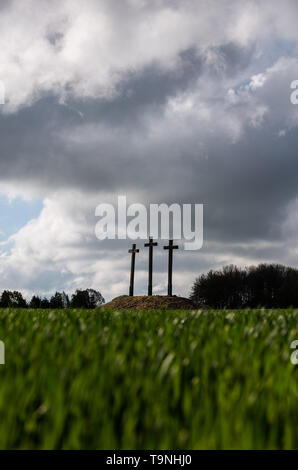 Friburgo, in Germania. 14 Maggio, 2019. Tre over-man-alta attraversa distintivo stand su un campo in corrispondenza del punto più alto della B 101 road ascendente da Freiberg in direzione del Brand Erbisdorf. Le croci erano probabilmente costruito intorno al 1500 o poco dopo in seguito allo sviluppo dei giacimenti a sud di Friburgo. Credito: Robert Michael/dpa-Zentralbild/ZB/dpa/Alamy Live News Foto Stock