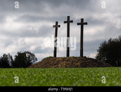 Friburgo, in Germania. 14 Maggio, 2019. Tre over-man-alta attraversa distintivo stand su un campo in corrispondenza del punto più alto della B 101 road ascendente da Freiberg in direzione del Brand Erbisdorf. Le croci erano probabilmente costruito intorno al 1500 o poco dopo in seguito allo sviluppo dei giacimenti a sud di Friburgo. Credito: Robert Michael/dpa-Zentralbild/ZB/dpa/Alamy Live News Foto Stock