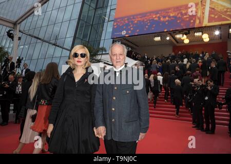 Cannes, Francia. 19 Maggio, 2019. Lena Herzog e Werner Herzog assistere alla premiere di " una vita nascosta' durante la 72a Cannes Film Festival presso il Palais des Festivals a Cannes, Francia, il 19 maggio 2019. | Utilizzo di credito in tutto il mondo: dpa/Alamy Live News Foto Stock