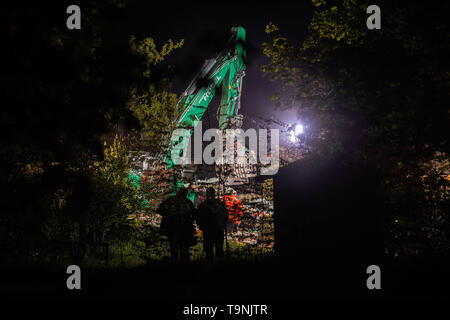 Rettenbach Am Auerberg, Germania. Il 20 maggio 2019. I vigili del fuoco sono in servizio dopo l esplosione di un edificio residenziale. Credito: Lino Mirgeler/dpa/Alamy Live News Foto Stock