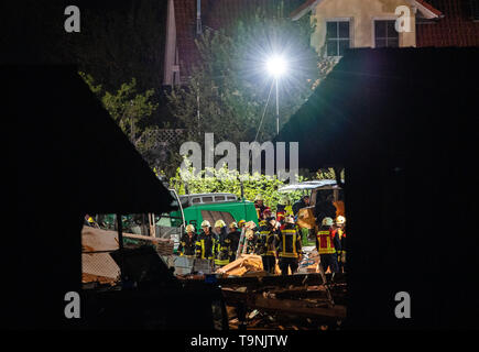 Rettenbach Am Auerberg, Germania. Il 20 maggio 2019. La bara è portato da vigili del fuoco a un funerale home carrello dopo l esplosione di un edificio residenziale. Credito: Lino Mirgeler/dpa/Alamy Live News Foto Stock