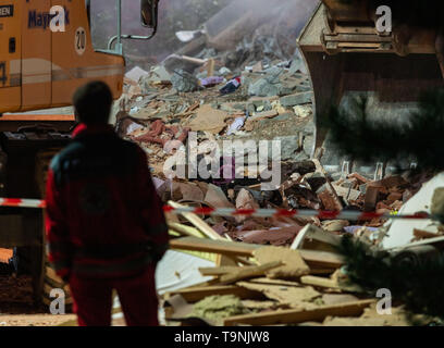 Rettenbach Am Auerberg, Germania. Il 20 maggio 2019. I detriti è steso sulla strada dopo un'esplosione in un edificio residenziale. Credito: Lino Mirgeler/dpa/Alamy Live News Foto Stock