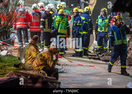 Rettenbach Am Auerberg, Germania. Il 20 maggio 2019. I vigili del fuoco si prendono una pausa in corrispondenza di un bordo di una casa distrutta da un'esplosione. Credito: Lino Mirgeler/dpa/Alamy Live News Foto Stock