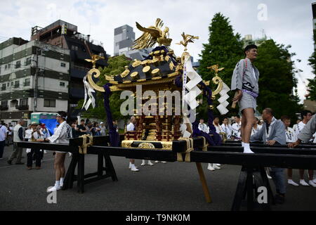 TOKYO, Giappone - 18 maggio: un santuario portatile a riposo durante il Tokyo è uno dei più grandi festival di tre giorni chiamato 'Sanja Matsuri' il 18 maggio 2019 a Tokyo, Giappone. Una chiassosa mikoshi tradizionale (santuario portatile) è portato per le strade di Asakusa per portare fortuna, benedizioni e prosperità per la zona e i suoi abitanti. (Foto: Richard Atrero de Guzman/ AFLO) Foto Stock