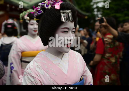 TOKYO, Giappone - 18 Maggio: ballerini Maiko a piedi vicino al Tempio di Sensoji durante un festival "anja Matsuri' il 18 maggio 2019 a Tokyo, Giappone. Una chiassosa mikoshi tradizionale (santuario portatile) è portato per le strade di Asakusa per portare buona fortuna, benedizioni e prosperità per la zona e i suoi abitanti. (Foto: Richard Atrero de Guzman/ AFLO) Foto Stock