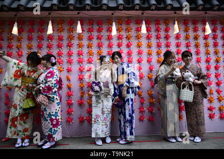 TOKYO, Giappone - 18 Maggio: i frequentatori del festival prende fotografie durante un festival chiamato 'Sanja Matsuri' il 18 maggio 2019 a Tokyo, Giappone. (Foto: Richard Atrero de Guzman/ AFLO) Foto Stock