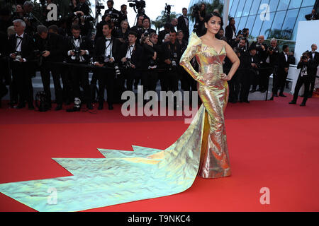 Cannes, Francia. 19 Maggio, 2019. L'attrice Aishwarya Rai Bachchan pone per le foto al suo arrivo alla premiere del film "Una vita nascosta" presso la 72a Cannes Film Festival di Cannes, Francia meridionale, il 19 maggio 2019. La 72a Cannes Film Festival si terrà dal 14 al 25 maggio. Credito: Zhang Cheng/Xinhua/Alamy Live News Foto Stock