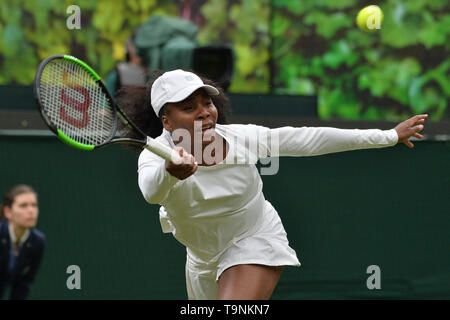 Londra, Regno Unito. 19 Maggio, 2019. Venus Williams assiste un match di esibizione contro Kim Clijsters al Wimbledon n. 1 corte in festa a sostegno della Fondazione di Wimbledon a Londra, in Gran Bretagna il 19 maggio 2019. Credito: Ray codolo/Xinhua/Alamy Live News Foto Stock