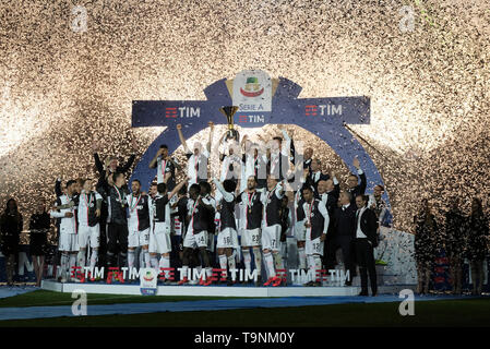 Torino, 19 maggio. Xx Apr, 2019. FC Juventus' team celebrano il loro vincente campionato durante la cerimonia di premiazione al termine della serie di una partita di calcio tra la Juve e Atalanta a Torino, Italia, 19 maggio 2019. La Juve sigillato il titolo con una vittoria 2-1 sopra FC Fiorentina il 20 aprile 2019. Credito: Augusto Casasoli/Xinhua/Alamy Live News Foto Stock