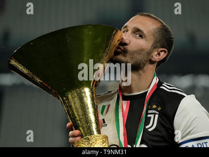 Torino, 19 maggio. Xx Apr, 2019. FC Juventus' Giorgio Chiellini pone con il trofeo durante la cerimonia di premiazione al termine della serie di una partita di calcio tra la Juve e Atalanta a Torino, Italia, 19 maggio 2019. La Juve sigillato il titolo con una vittoria 2-1 sopra FC Fiorentina il 20 aprile 2019. Credito: Augusto Casasoli/Xinhua/Alamy Live News Foto Stock