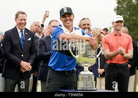 Bethpage, New York, Stati Uniti d'America. 19 Maggio, 2019. Brooks Koepka detiene il trofeo Wanamaker dopo aver vinto la 101st campionato di PGA a Bethpage nero. Credito: Debby Wong/ZUMA filo/Alamy Live News Foto Stock