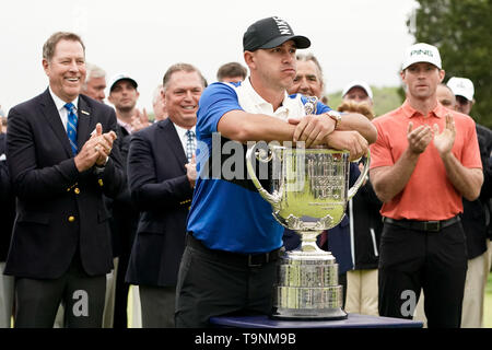 Bethpage, New York, Stati Uniti d'America. 19 Maggio, 2019. Brooks Koepka detiene il trofeo Wanamaker dopo aver vinto la 101st campionato di PGA a Bethpage nero. Credito: Debby Wong/ZUMA filo/Alamy Live News Foto Stock