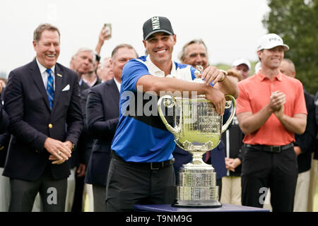 Bethpage, New York, Stati Uniti d'America. 19 Maggio, 2019. Brooks Koepka detiene il trofeo Wanamaker dopo aver vinto la 101st campionato di PGA a Bethpage nero. Credito: Debby Wong/ZUMA filo/Alamy Live News Foto Stock