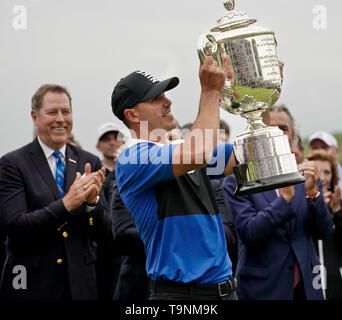 Bethpage, New York, Stati Uniti d'America. 19 Maggio, 2019. Brooks Koepka detiene il trofeo Wanamaker dopo aver vinto la 101st campionato di PGA a Bethpage nero. Credito: Debby Wong/ZUMA filo/Alamy Live News Foto Stock