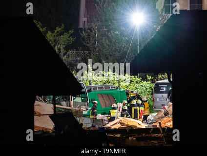 Rettenbach Am Auerberg, Germania. Il 20 maggio 2019. Un cadavere è portato dai vigili del fuoco dopo l esplosione di un edificio residenziale per il carro di pompe funebri. Credito: Lino Mirgeler/dpa/Alamy Live News Foto Stock