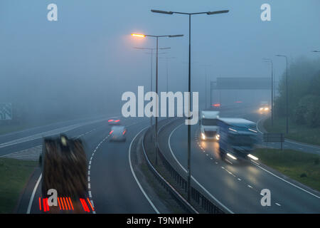 Billingham, Stockton on Tees, Regno Unito. Il 20 maggio 2019. Regno Unito meteo: vista sulla A19 a da 4,45 am come per tutta la notte di nebbia indugia in Billingham, a nord-est dell' Inghilterra. Credito: Alan Dawson/Alamy Live News Foto Stock