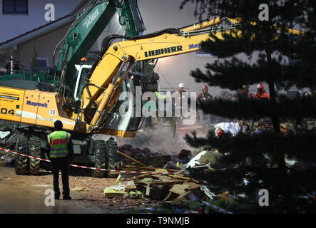 Rettenbach Am Auerberg, Germania. Il 20 maggio 2019. Escavatori rimuovere le macerie da una vista esplosa in palazzo residenziale in cerca di vittime sepolte. Credito: Karl-Josef Hildenbrand/dpa/Alamy Live News Foto Stock