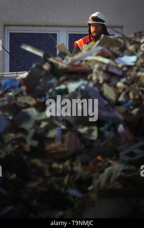 Rettenbach Am Auerberg, Germania. Il 20 maggio 2019. Un vigile del fuoco è alla ricerca di vittime sepolte dietro le rovine di un esploso di una edificio residenziale. Credito: Karl-Josef Hildenbrand/dpa/Alamy Live News Foto Stock