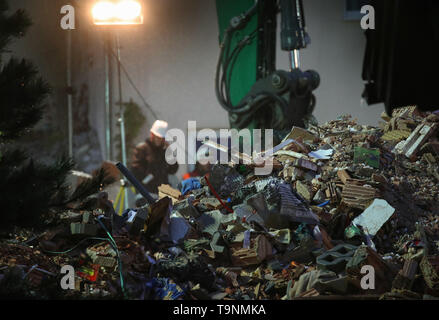 Rettenbach Am Auerberg, Germania. Il 20 maggio 2019. Escavatori rimuovere le macerie da una vista esplosa in palazzo residenziale in cerca di vittime sepolte. Credito: Karl-Josef Hildenbrand/dpa/Alamy Live News Foto Stock