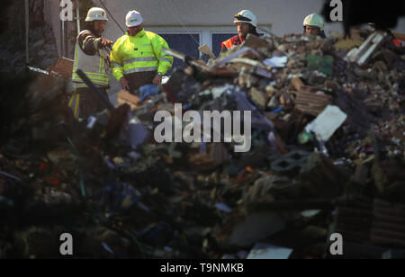 Rettenbach Am Auerberg, Germania. Il 20 maggio 2019. Aiutanti sono in piedi dietro le rovine di un esploso di una casa in cerca di vittime sepolte. Credito: Karl-Josef Hildenbrand/dpa/Alamy Live News Foto Stock