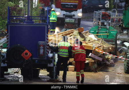 Rettenbach Am Auerberg, Germania. Il 20 maggio 2019. Aiutanti di stand alla ricerca di vittime sepolte prima le rovine di un esploso di una edificio residenziale. Credito: Karl-Josef Hildenbrand/dpa/Alamy Live News Foto Stock