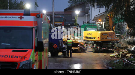 Rettenbach Am Auerberg, Germania. Il 20 maggio 2019. Escavatori rimuovere le macerie da una vista esplosa in palazzo residenziale in cerca di vittime sepolte. Credito: Karl-Josef Hildenbrand/dpa/Alamy Live News Foto Stock