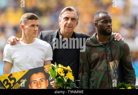 Dresden, Germania. 19 Maggio, 2019. Calcio: Seconda Bundesliga, Dynamo Dresden - SC Paderborn 07, trentaquattresima Giornata in: Stadio Rudolf Harbig. Dinamo sport direttore responsabile Ralf Minge (M) abbraccia i giocatori Marius Hauptmann (l) e Erich Berko durante l'addio. Credito: Robert Michael/dpa-Zentralbild/dpa - Utilizzare solo dopo accordo contrattuale/dpa/Alamy Live News Foto Stock