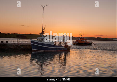 Courtmacsherry, Cork, Irlanda. Il 20 maggio 2019. Una tranquilla mattina all'alba dove la barca da pesca Peggy M è legato fino al molo di Courtmacsherry, Co. Cork, Irlanda. Credito: David Creedon/Alamy Live News Foto Stock