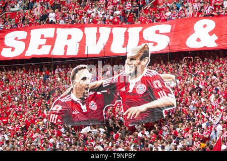 Monaco di Baviera, Deutschland. 18 Maggio, 2019. Coreografia della ventola per l'addio di Franck Ribery e Arjen ROBBEN. Calcio, Bayern Monaco di Baviera (M) - Eintracht Francoforte (F) 5: 1, campione tedesco. Bundesliga, 34.Spieltag, stagione 2018/2019, su 18.05.2019 in Muenchen/ALLIANZARENA/Germania. Nota editoriale: DFL regolamenti vietano qualsiasi uso di fotografie come sequenze di immagini e/o quasi-video. | Utilizzo di credito in tutto il mondo: dpa/Alamy Live News Foto Stock