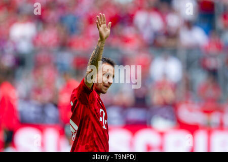 Monaco di Baviera, Deutschland. 18 Maggio, 2019. Addio . RAFINHA (# 13, M). Calcio, Bayern Monaco di Baviera (M) - Eintracht Francoforte (F) 5: 1, campione tedesco. Bundesliga, 34.Spieltag, stagione 2018/2019, su 18.05.2019 in Muenchen/ALLIANZARENA/Germania. Nota editoriale: DFL regolamenti vietano qualsiasi uso di fotografie come sequenze di immagini e/o quasi-video. | Utilizzo di credito in tutto il mondo: dpa/Alamy Live News Foto Stock