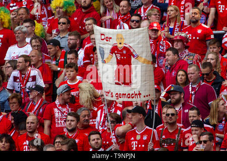 Monaco di Baviera, Deutschland. 18 Maggio, 2019. La ventola poster per dire addio a Arjen Robben. Calcio, Bayern Monaco di Baviera (M) - Eintracht Francoforte (F) 5: 1, campione tedesco. Bundesliga, 34.Spieltag, stagione 2018/2019, su 18.05.2019 in Muenchen/ALLIANZARENA/Germania. Nota editoriale: DFL regolamenti vietano qualsiasi uso di fotografie come sequenze di immagini e/o quasi-video. | Utilizzo di credito in tutto il mondo: dpa/Alamy Live News Foto Stock