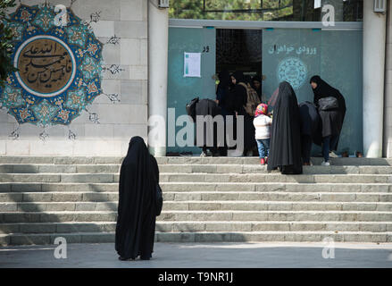 Tehran, Iran. Xviii oct, 2015. Studenti di sesso femminile a piedi attraverso il campus dell'Università di Teheran, Iran, 18 ottobre 2015. Credito: Bernd von Jutrczenka/dpa | in tutto il mondo di utilizzo/dpa/Alamy Live News Foto Stock